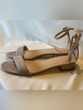 LOFT Taupe vegan Suede Ankle-Strap Block Heel Sandals classic effortless 7.5